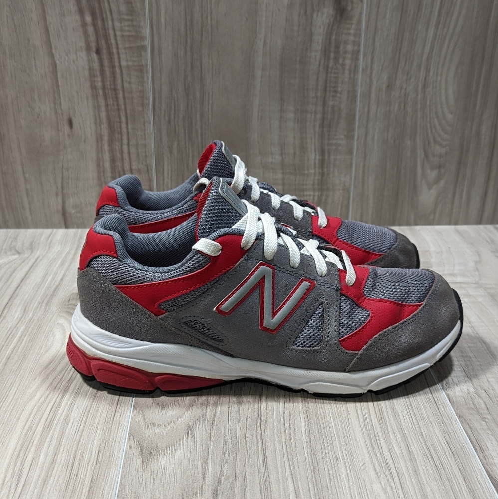 New Balance 888 V2 Boys Running Shoes Retro Look Grey/Red size 5 wide width